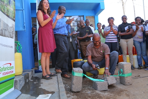 Safaricom CEO, Bob Collymore commissions Kenya’s first aerial water piping distribution system in the informal settlement of Kibera, launched by Shining Hope for Communities (SHOFCO) in partnership with the Safaricom Foundation. Looking on are SHOFCO’s Founders, Jessica and Kennedy Odede. Photo / Oxygene. 